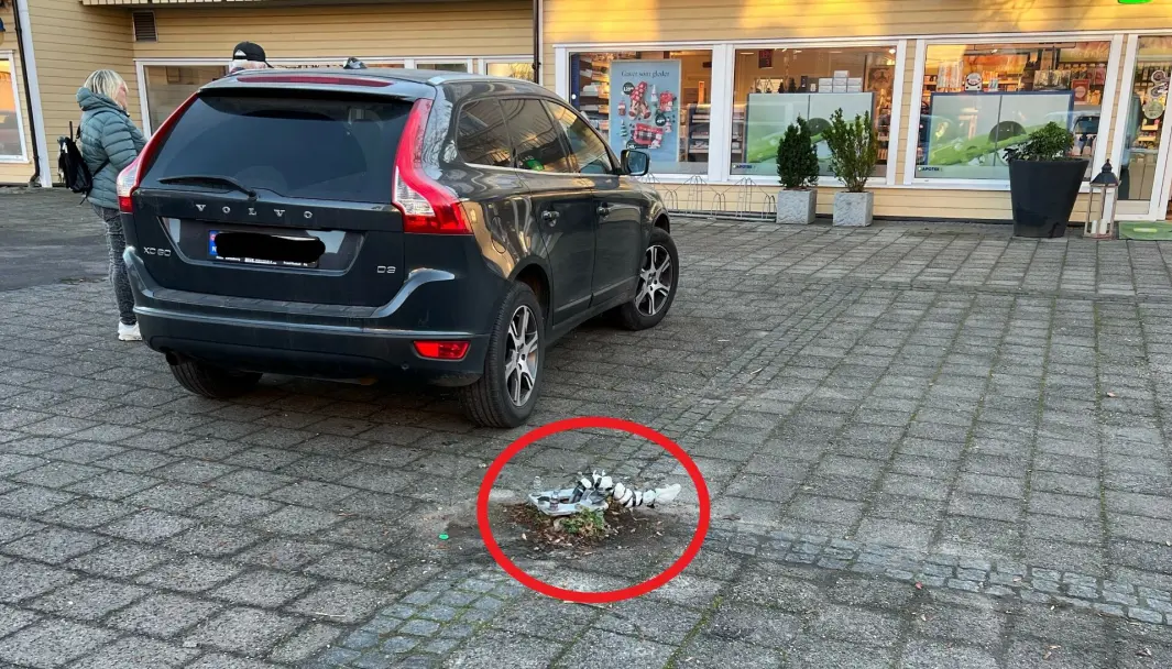 DYR SKADE: På torget stikker disse restene opp fra bakken. Bilen på bildet har ingenting med denne saken å gjøre. DYR SKADE: På torget stikker disse restene opp fra bakken. Bilen på bildet har ingenting med denne saken å gjøre.