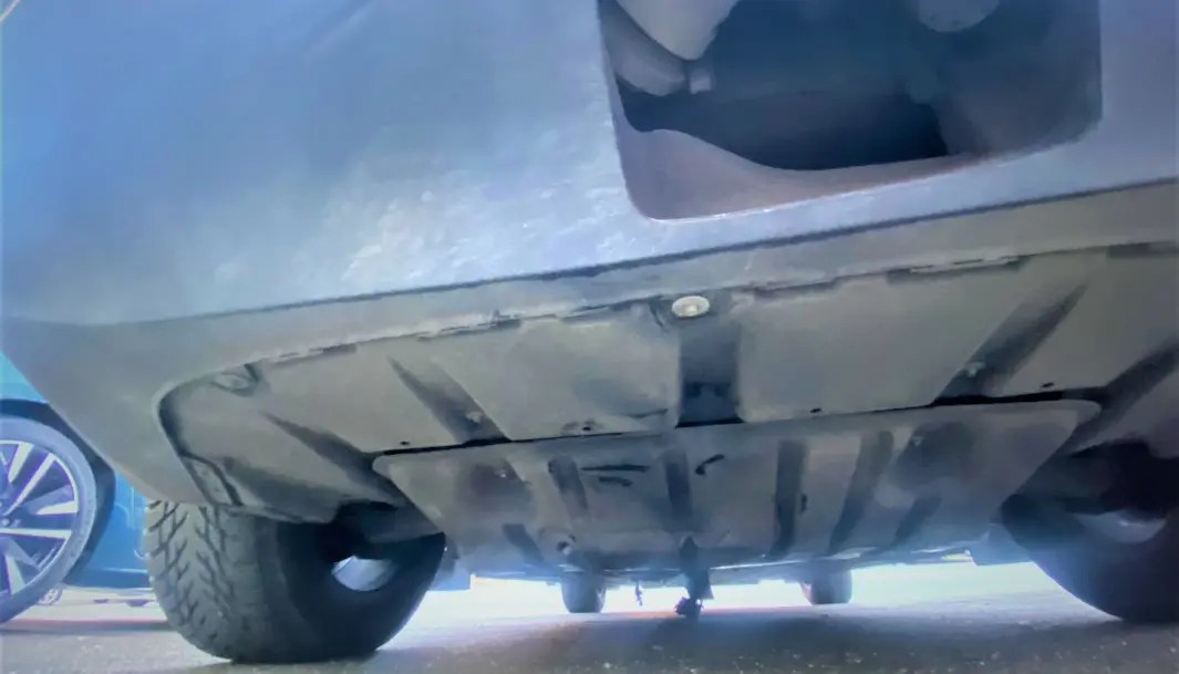 <span class=" font-weight-bold" data-lab-font_weight_desktop="font-weight-bold">SKJULTE SKADER: </span>Da bileieren så under bilen, var det lite som tydet på at bilen må repareres for 378.000 kroner. <span class=" font-weight-bold" data-lab-font_weight_desktop="font-weight-bold">SKJULTE SKADER: </span>Da bileieren så under bilen, var det lite som tydet på at bilen må repareres for 378.000 kroner.
