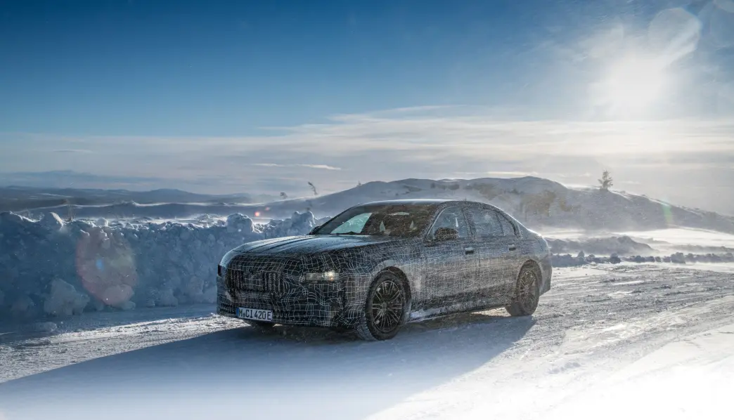 KAMUFLERT: Under dette kostymet finner vi en elektrisk luksussedan fra BMW. KAMUFLERT: Under dette kostymet finner vi en elektrisk luksussedan fra BMW.