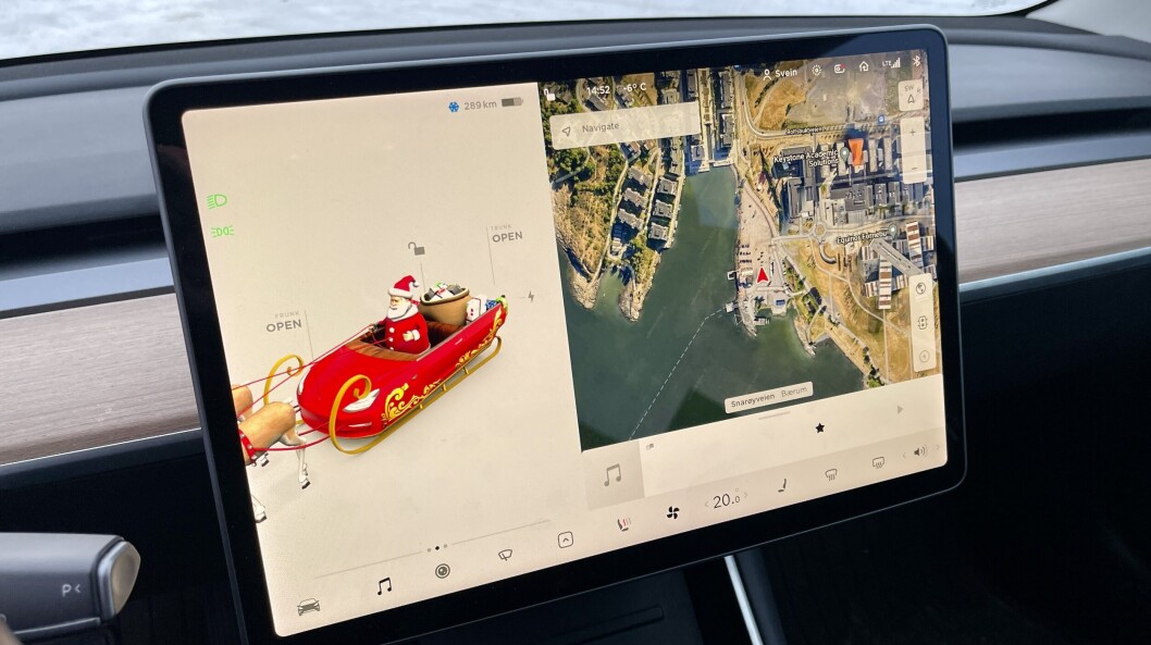 <span class="font-weight-bold" data-lab-font_weight_desktop="font-weight-bold">NESTEN HELT PÅ EKTE:</span> Hvis du ikke har forsøkt: Si «ho, ho, ho» til en Tesla, og ting skjer! Julesang spilles, bilen blir en slede, andre biler blir reinsdyr – og snøen laver ned på skjermen. Samt, selvfølgelig ... bjelleklang når du bruker retningsviserne. <span class="font-weight-bold" data-lab-font_weight_desktop="font-weight-bold">NESTEN HELT PÅ EKTE:</span> Hvis du ikke har forsøkt: Si «ho, ho, ho» til en Tesla, og ting skjer! Julesang spilles, bilen blir en slede, andre biler blir reinsdyr – og snøen laver ned på skjermen. Samt, selvfølgelig ... bjelleklang når du bruker retningsviserne.