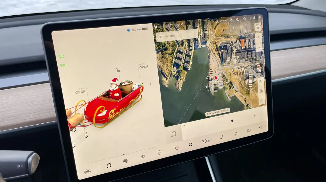 <span class="font-weight-bold" data-lab-font_weight_desktop="font-weight-bold">NESTEN HELT PÅ EKTE:</span> Hvis du ikke har forsøkt: Si «ho, ho, ho» til en Tesla, og ting skjer! Julesang spilles, bilen blir en slede, andre biler blir reinsdyr – og snøen laver ned på skjermen. Samt, selvfølgelig ... bjelleklang når du bruker retningsviserne. <span class="font-weight-bold" data-lab-font_weight_desktop="font-weight-bold">NESTEN HELT PÅ EKTE:</span> Hvis du ikke har forsøkt: Si «ho, ho, ho» til en Tesla, og ting skjer! Julesang spilles, bilen blir en slede, andre biler blir reinsdyr – og snøen laver ned på skjermen. Samt, selvfølgelig ... bjelleklang når du bruker retningsviserne.