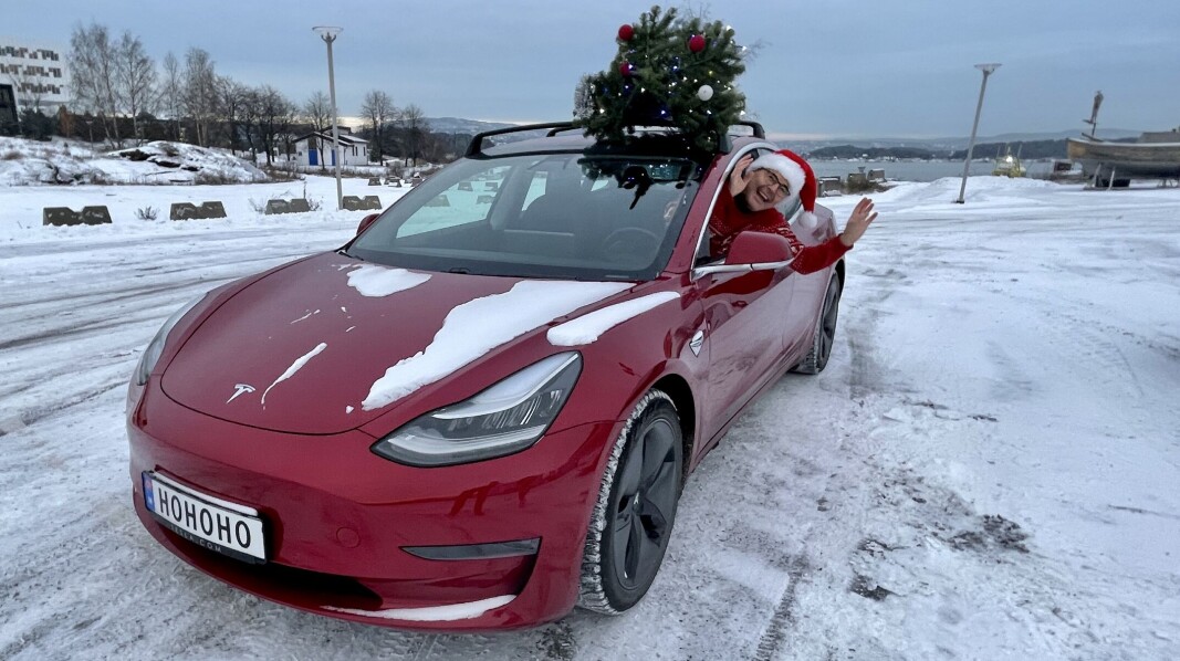 GLAD ADVENT: Svein Madshus bestemte seg for å gjøre litt ekstra stas på bilen i forbindelse med adventstiden, til glede for seg selv og andre trafikanter. GLAD ADVENT: Svein Madshus bestemte seg for å gjøre litt ekstra stas på bilen i forbindelse med adventstiden, til glede for seg selv og andre trafikanter.