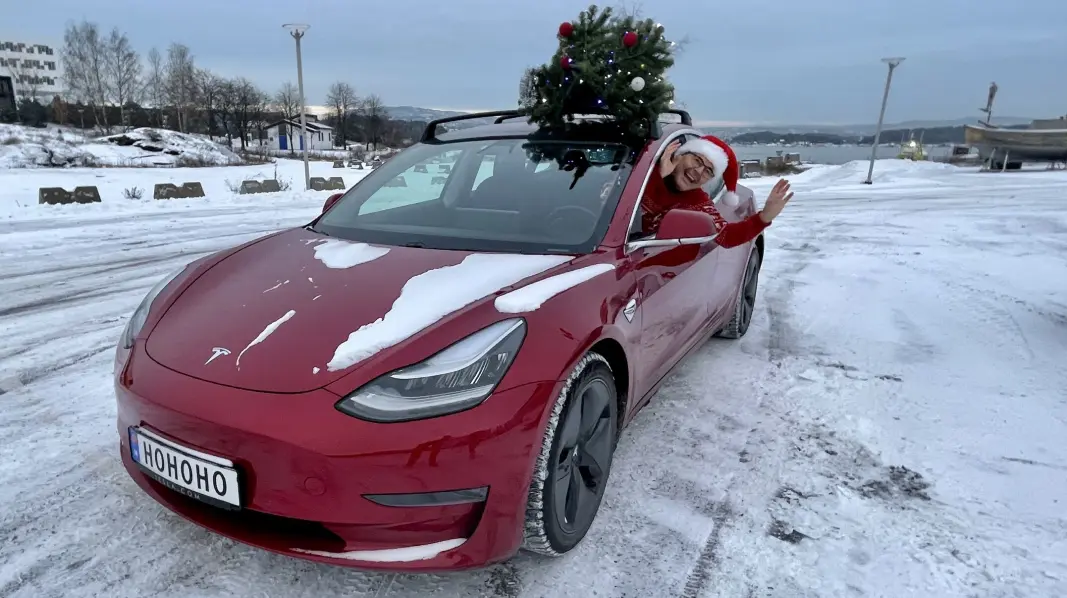 GLAD ADVENT: Svein Madshus bestemte seg for å gjøre litt ekstra stas på bilen i forbindelse med adventstiden, til glede for seg selv og andre trafikanter. GLAD ADVENT: Svein Madshus bestemte seg for å gjøre litt ekstra stas på bilen i forbindelse med adventstiden, til glede for seg selv og andre trafikanter.