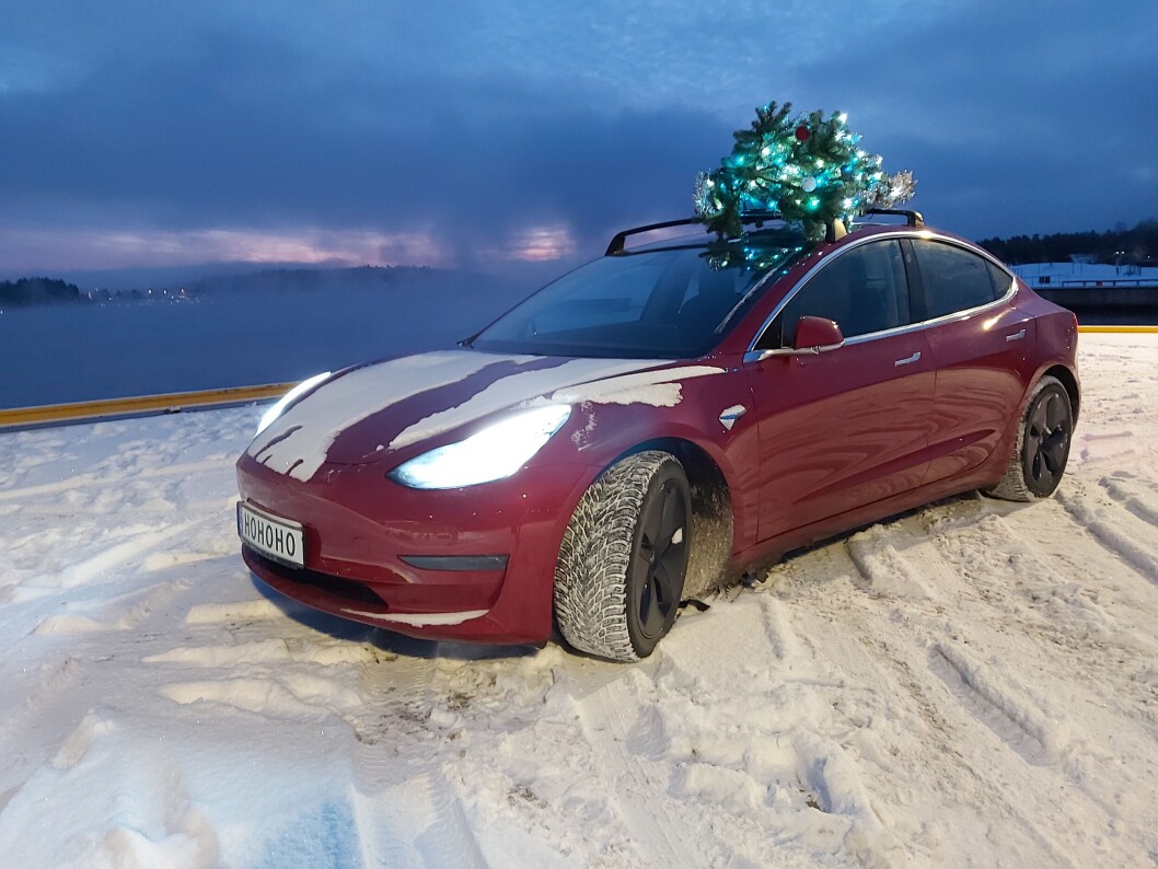 <span class="font-weight-bold" data-lab-font_weight_desktop="font-weight-bold">BARE FOR GØY:</span> Madshus ville gjøre litt ekstra stas på adventstiden, men at «juletreet» på taket hadde lys, synes ikke politiet noe om. Det er regler for lyssetting på biler. <span class="font-weight-bold" data-lab-font_weight_desktop="font-weight-bold">BARE FOR GØY:</span> Madshus ville gjøre litt ekstra stas på adventstiden, men at «juletreet» på taket hadde lys, synes ikke politiet noe om. Det er regler for lyssetting på biler.