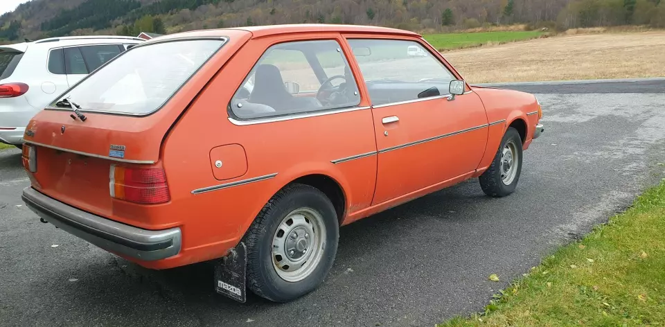 ORANGUTANG: Gunn Line Hollingsholm synes fortsatt den 44 år gamle Mazdaen har et stilig ytre – og en passe frekk farge.