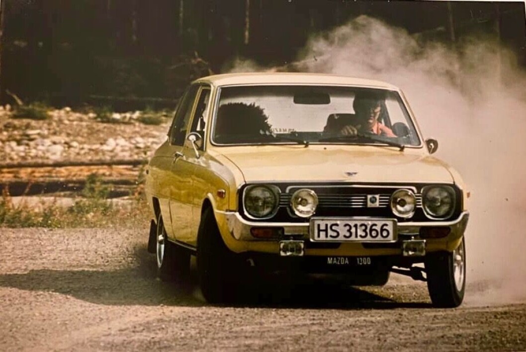 <span class="font-weight-bold" data-lab-font_weight_desktop="font-weight-bold">MAZDA-RACER:</span> Helge Rybakken kjøpte sin Mazda 1300 i november 1975 og hadde mye moro ombord. Vidunderet er forlengst blitt resirkulert til spiker. <span class="font-weight-bold" data-lab-font_weight_desktop="font-weight-bold">MAZDA-RACER:</span> Helge Rybakken kjøpte sin Mazda 1300 i november 1975 og hadde mye moro ombord. Vidunderet er forlengst blitt resirkulert til spiker.