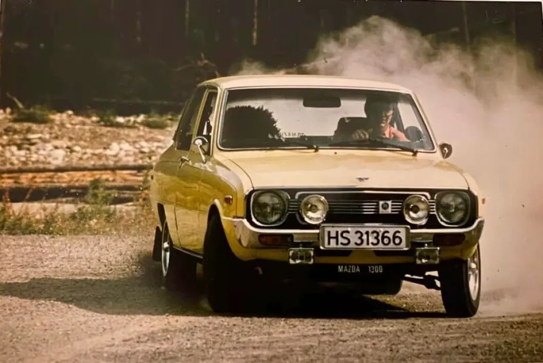 <span class="font-weight-bold" data-lab-font_weight_desktop="font-weight-bold">MAZDA-RACER:</span> Helge Rybakken kjøpte sin Mazda 1300 i november 1975 og hadde mye moro ombord. Vidunderet er forlengst blitt resirkulert til spiker. <span class="font-weight-bold" data-lab-font_weight_desktop="font-weight-bold">MAZDA-RACER:</span> Helge Rybakken kjøpte sin Mazda 1300 i november 1975 og hadde mye moro ombord. Vidunderet er forlengst blitt resirkulert til spiker.