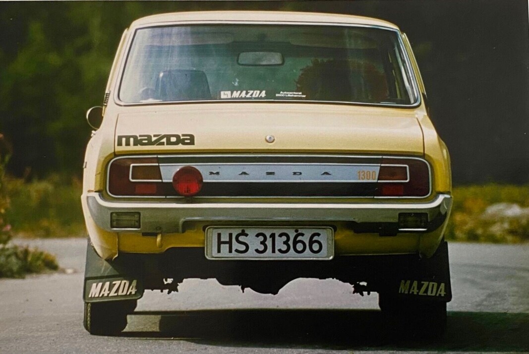 <span class="font-weight-bold" data-lab-font_weight_desktop="font-weight-bold">MAZKOT:</span> Helge Rybakken var stolt av sin Mazda 1300 – så kry at han fikk sin bror Bjørn til å ta en tøff bildeserie. <span class="font-weight-bold" data-lab-font_weight_desktop="font-weight-bold">MAZKOT:</span> Helge Rybakken var stolt av sin Mazda 1300 – så kry at han fikk sin bror Bjørn til å ta en tøff bildeserie.