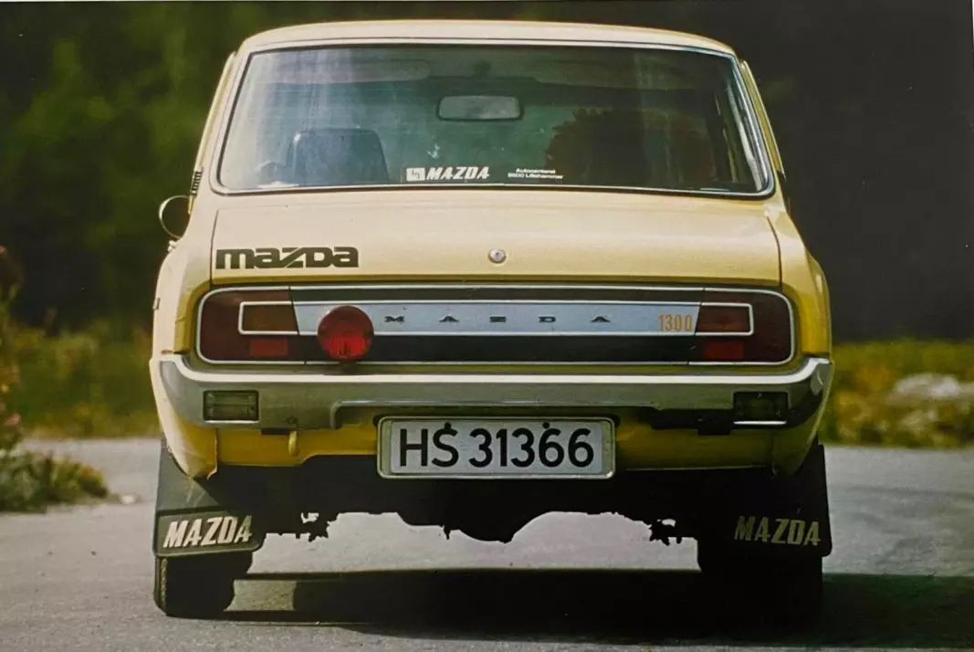 <span class="font-weight-bold" data-lab-font_weight_desktop="font-weight-bold">MAZKOT:</span> Helge Rybakken var stolt av sin Mazda 1300 – så kry at han fikk sin bror Bjørn til å ta en tøff bildeserie.