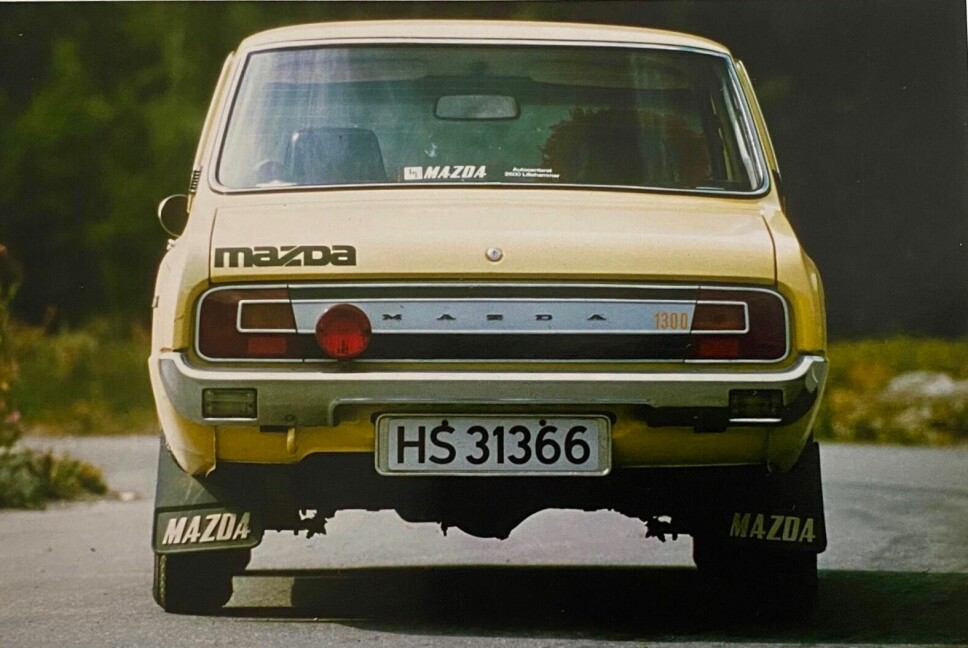 MAZKOT: Helge Rybakken var stolt av sin Mazda 1300 – så kry at han fikk sin bror Bjørn til å ta en tøff bildeserie.