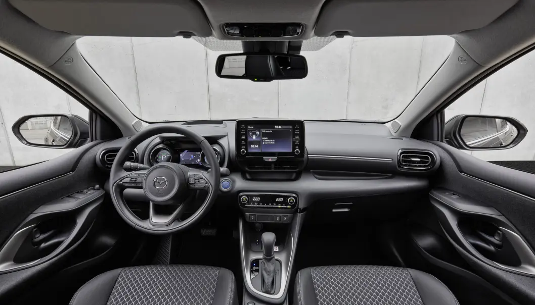 <span class=" font-weight-bold" data-lab-font_weight_desktop="font-weight-bold">UMISKJENNELIG:</span> Dette instrumentpanelet kjenner vi igjen fra Yaris. Det betyr et kompakt, velfungerende og ganske sporty førermiljø. <span class=" font-weight-bold" data-lab-font_weight_desktop="font-weight-bold">UMISKJENNELIG:</span> Dette instrumentpanelet kjenner vi igjen fra Yaris. Det betyr et kompakt, velfungerende og ganske sporty førermiljø.