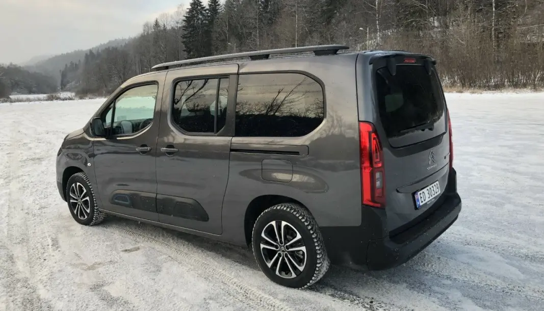 <span class=" font-weight-bold" data-lab-font_weight_desktop="font-weight-bold">ROMSLIG: </span>Her er det plass til sju mennesker og litt bagasje, eller fem mennesker og masse bagasje. Bilen tåler også 750 kilo på hengeren og 100 kilo på taket. <span class=" font-weight-bold" data-lab-font_weight_desktop="font-weight-bold">ROMSLIG: </span>Her er det plass til sju mennesker og litt bagasje, eller fem mennesker og masse bagasje. Bilen tåler også 750 kilo på hengeren og 100 kilo på taket.