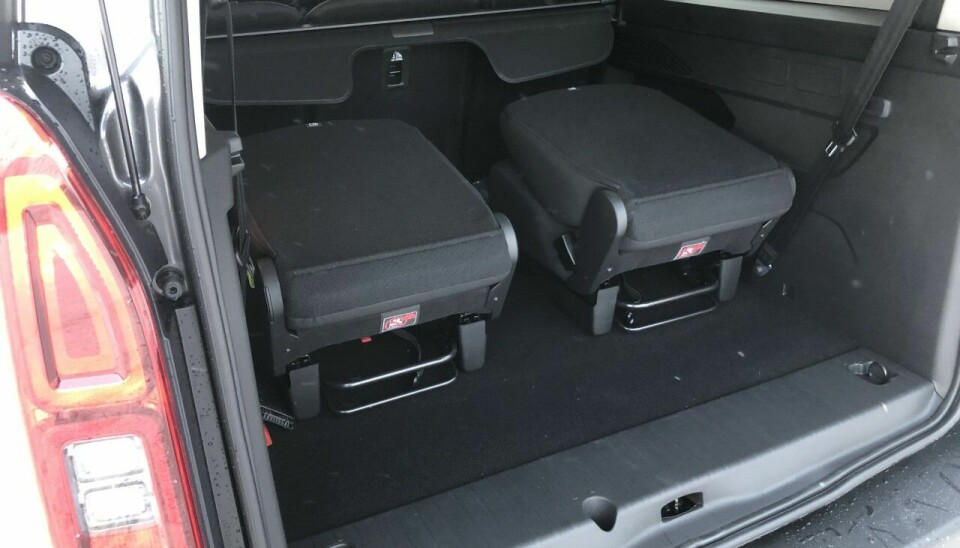 GJEMMES: De to bakerste setene kan slås ned og gjemmes under bagasjetrekket – eller de kan løftes helt ut. Da får Berlingo et gigantisk bagasjerom.