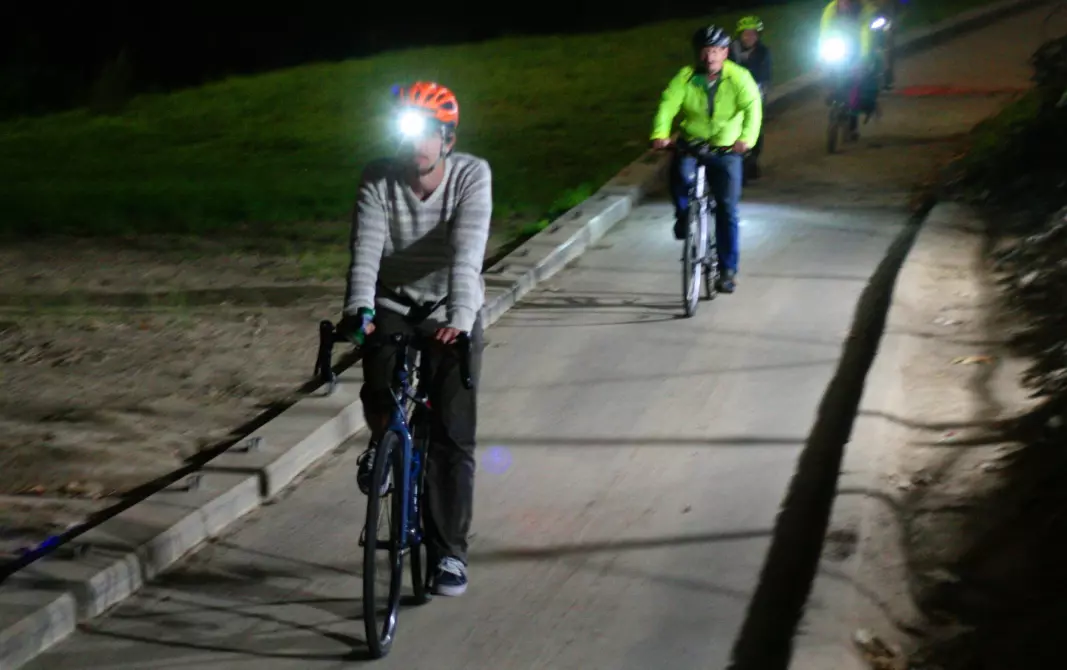 UGREIT: Sykkellys på hjelm er uansett ikke nok. Og sykkellys må ikke blende medtrafikkanter.