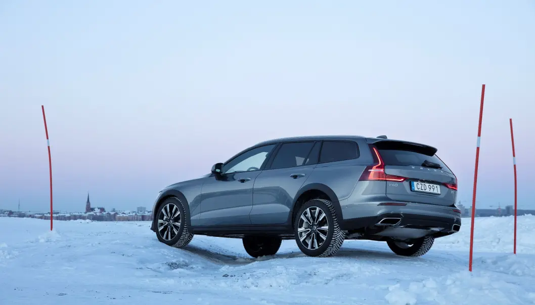 <span class=" font-weight-bold" data-lab-font_weight_desktop="font-weight-bold">GAMMEL DRØM:</span> Det er ikke så mange år siden Volvo V60 Cross Country med diesel var selve drømmebilen for mange nordmenn. <span class=" font-weight-bold" data-lab-font_weight_desktop="font-weight-bold">GAMMEL DRØM:</span> Det er ikke så mange år siden Volvo V60 Cross Country med diesel var selve drømmebilen for mange nordmenn.