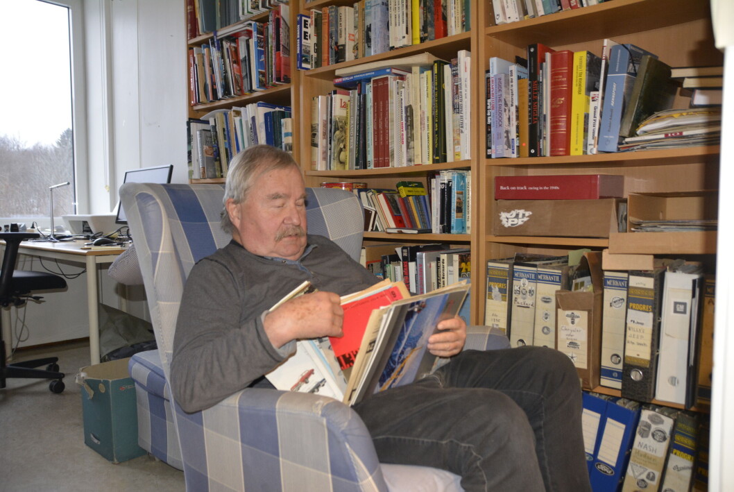 <span class="font-weight-bold" data-lab-font_weight_desktop="font-weight-bold">SUPERSAMLEREN:</span> Jon Winding-Sørensen i Bilforlaget har tråkket på bilutstillinger og -lanseringer herfra til Nordpolen, og har en mange hundre meter hylle-lang brosjyresamling. <span class="font-weight-bold" data-lab-font_weight_desktop="font-weight-bold">SUPERSAMLEREN:</span> Jon Winding-Sørensen i Bilforlaget har tråkket på bilutstillinger og -lanseringer herfra til Nordpolen, og har en mange hundre meter hylle-lang brosjyresamling.