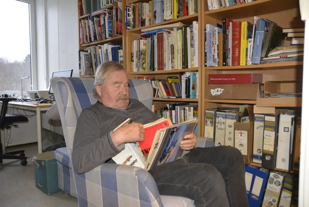 <span class="font-weight-bold" data-lab-font_weight_desktop="font-weight-bold">SUPERSAMLEREN:</span> Jon Winding-Sørensen i Bilforlaget har tråkket på bilutstillinger og -lanseringer herfra til Nordpolen, og har en mange hundre meter hylle-lang brosjyresamling. <span class="font-weight-bold" data-lab-font_weight_desktop="font-weight-bold">SUPERSAMLEREN:</span> Jon Winding-Sørensen i Bilforlaget har tråkket på bilutstillinger og -lanseringer herfra til Nordpolen, og har en mange hundre meter hylle-lang brosjyresamling.