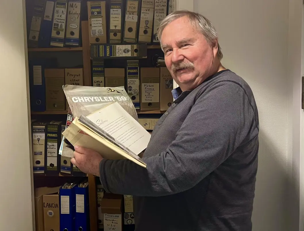 <span class="font-weight-bold" data-lab-font_weight_desktop="font-weight-bold">BROSJYRE–BLID:</span> Jon Winding-Sørensen startet bladet Bil i 1975 – og hadde allerede da opparbeidet seg en solid brosjyresamling. Nå rommer samlingen nær en hel etasje i et kontorbygg. <span class="font-weight-bold" data-lab-font_weight_desktop="font-weight-bold">BROSJYRE–BLID:</span> Jon Winding-Sørensen startet bladet Bil i 1975 – og hadde allerede da opparbeidet seg en solid brosjyresamling. Nå rommer samlingen nær en hel etasje i et kontorbygg.