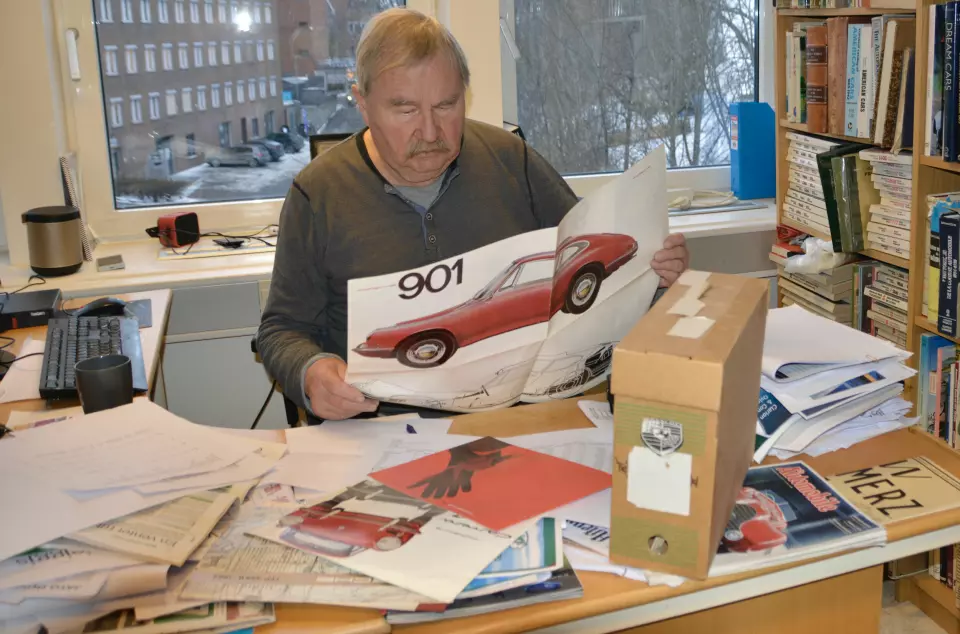 BILHØVDINGEN: Jon Winding-Sørensen har flere ganger bedt om hjelp til å alfabetisere samlingen av mange hundre tusen bilbrosjyrer – for å selv kunne manøvrere i trykksakjungelen.