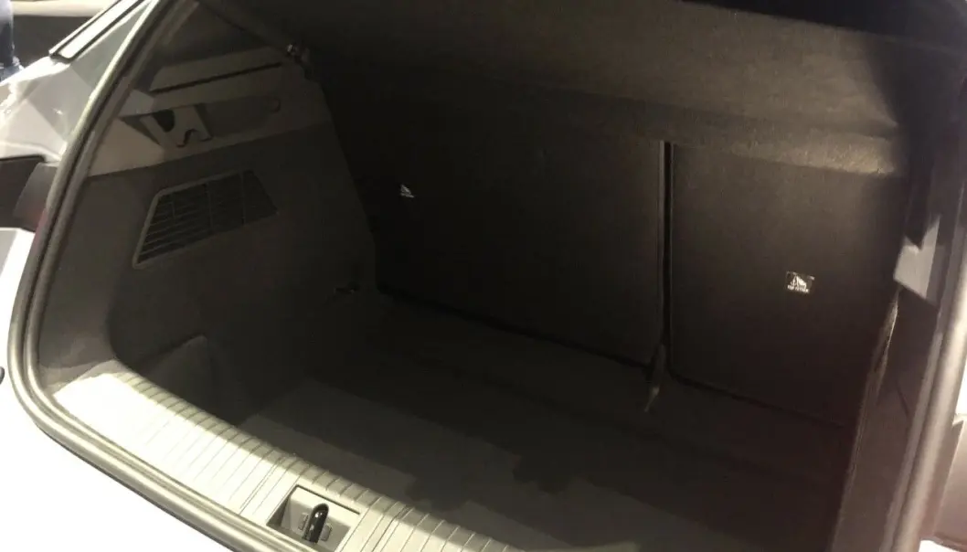 <span class=" font-weight-bold" data-lab-font_weight_desktop="font-weight-bold">DYPT:</span> 440 liter bagasjerom gir bra plass, men lastekanten er høy og selve lastebrønnen dyp – ganske likt Nissan Leaf. Mangel på skiluke er et minus. <span class=" font-weight-bold" data-lab-font_weight_desktop="font-weight-bold">DYPT:</span> 440 liter bagasjerom gir bra plass, men lastekanten er høy og selve lastebrønnen dyp – ganske likt Nissan Leaf. Mangel på skiluke er et minus.
