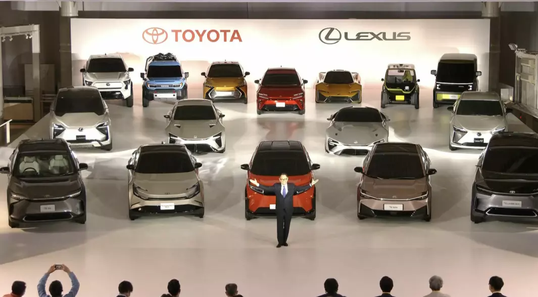 VISTE 15 BATTERIBILER: Akio Toyoda, CEO i Toyota, under tirsdagens presentasjon.