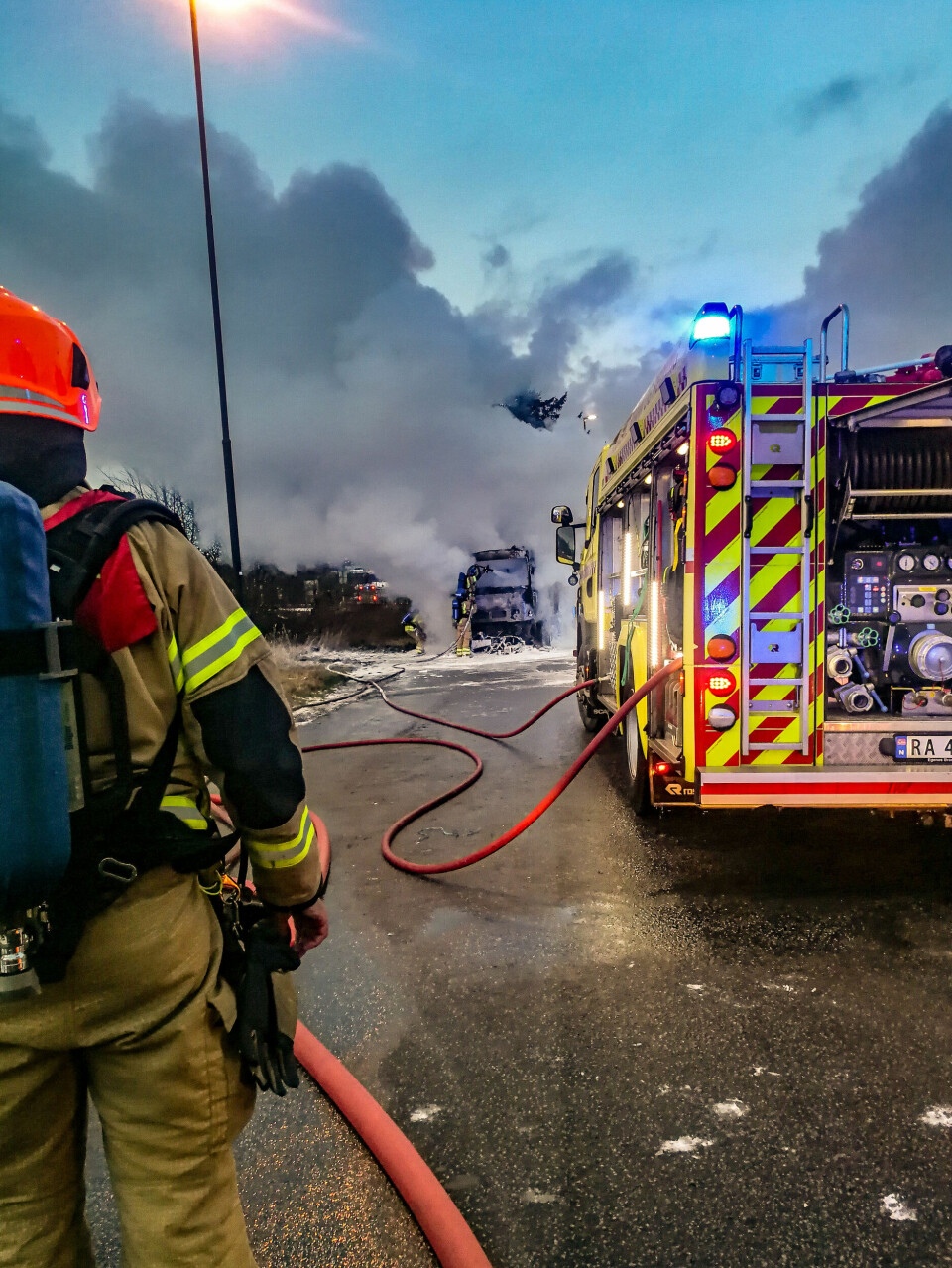 FØRE VAR: Brannvesen og politi stenger veien etter en bilbrann til de har kontroll på liv og helse, faren for spredning og røykutviklingen. Dette bilde er fra en øvelse i Rogaland.