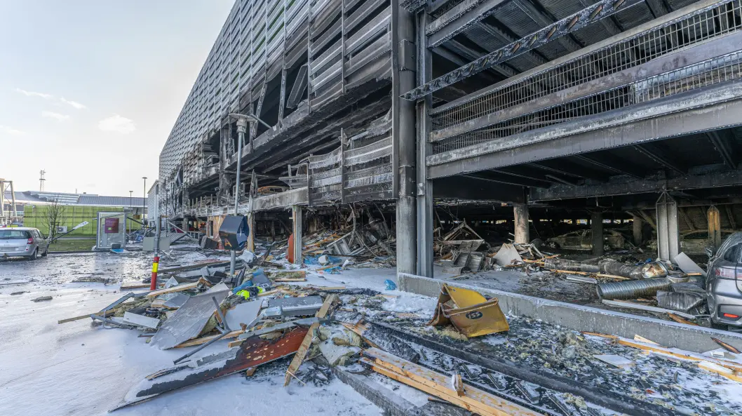 <span class="font-weight-bold" data-lab-font_weight_desktop="font-weight-bold">BILER I STORBRANN:</span> Den store brannen på parkeringsplassen vegg i vegg med Sola flyplass i Stavanger i 2020, føyer seg inn blant flere lignende branner internasjonalt. <span class="font-weight-bold" data-lab-font_weight_desktop="font-weight-bold">BILER I STORBRANN:</span> Den store brannen på parkeringsplassen vegg i vegg med Sola flyplass i Stavanger i 2020, føyer seg inn blant flere lignende branner internasjonalt.