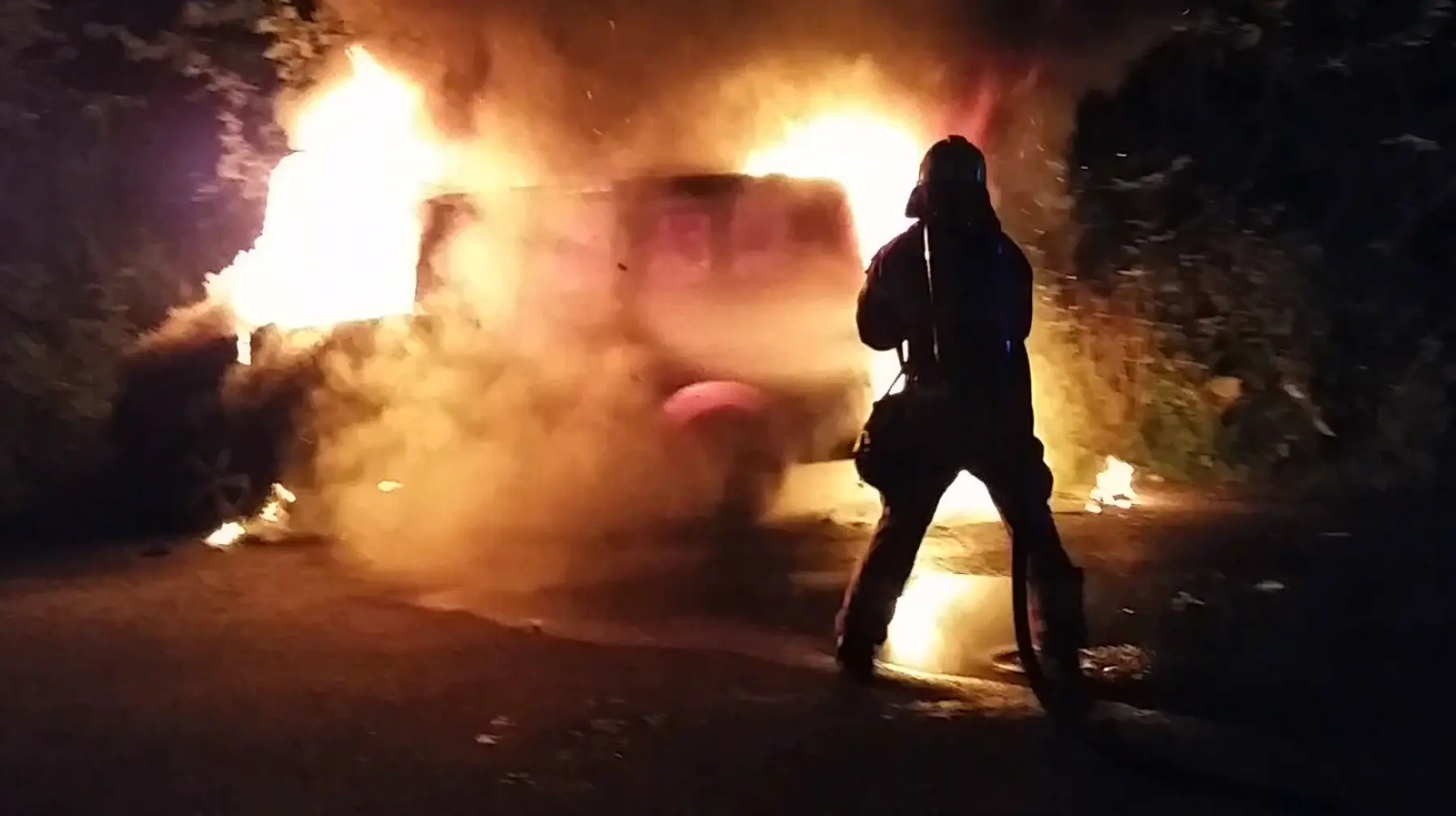 VOLDSOMME FLAMMER: Da brannvesenet i Oslo skulle slukke denne bilbrannen, nådde ikke stigebilen fram fordi bilen sto parkert ved en lav undergang. Kolleger i en annen type bil kom til og fikk has på de voldsomme flammene. VOLDSOMME FLAMMER: Da brannvesenet i Oslo skulle slukke denne bilbrannen, nådde ikke stigebilen fram fordi bilen sto parkert ved en lav undergang. Kolleger i en annen type bil kom til og fikk has på de voldsomme flammene.