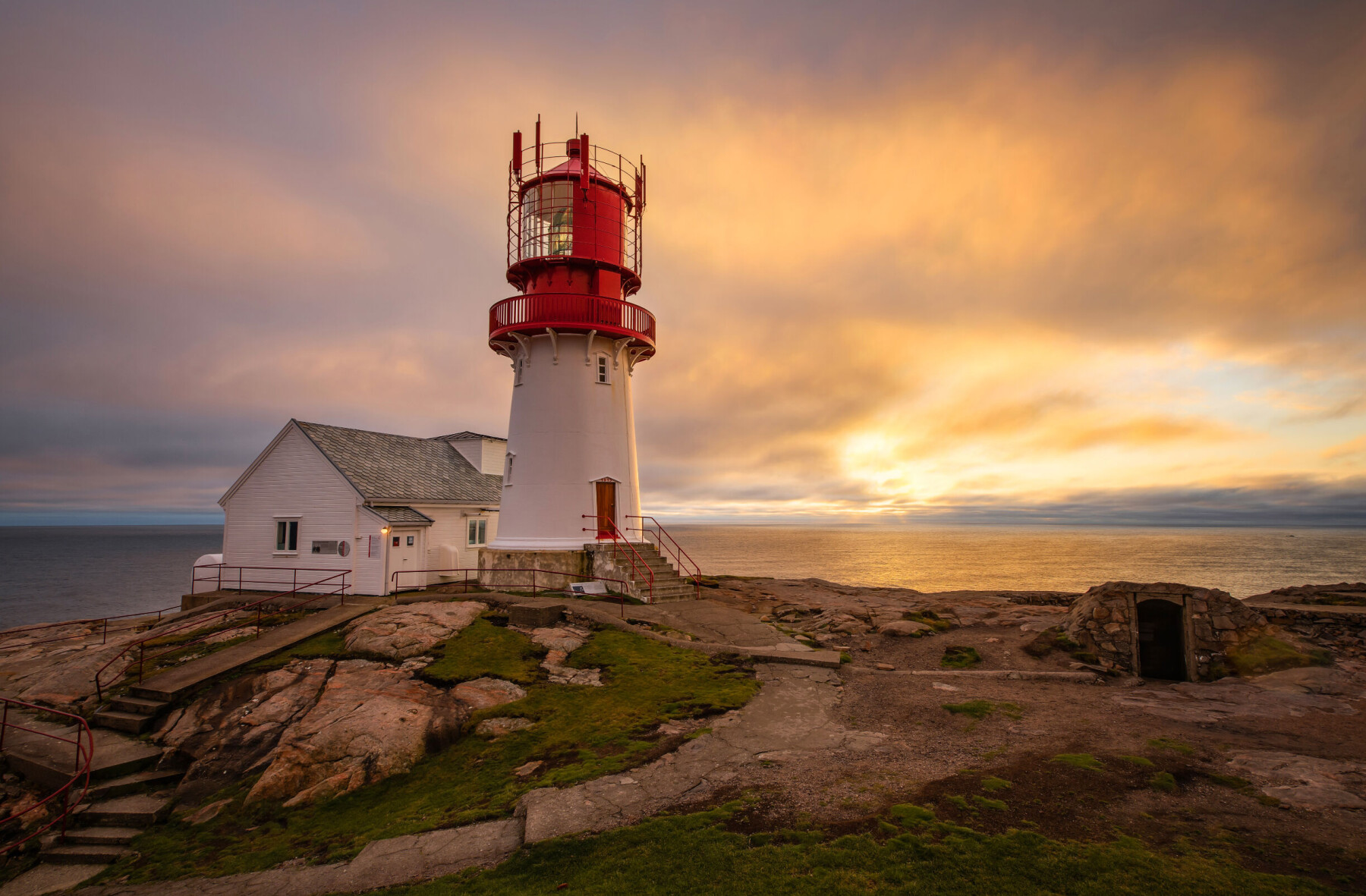 VAKKERT: Fyret på Lindesnes i nydelig lys. Ikke alle har vært i Lindesnes, men alle har hørt om det. VAKKERT: Fyret på Lindesnes i nydelig lys. Ikke alle har vært i Lindesnes, men alle har hørt om det.
