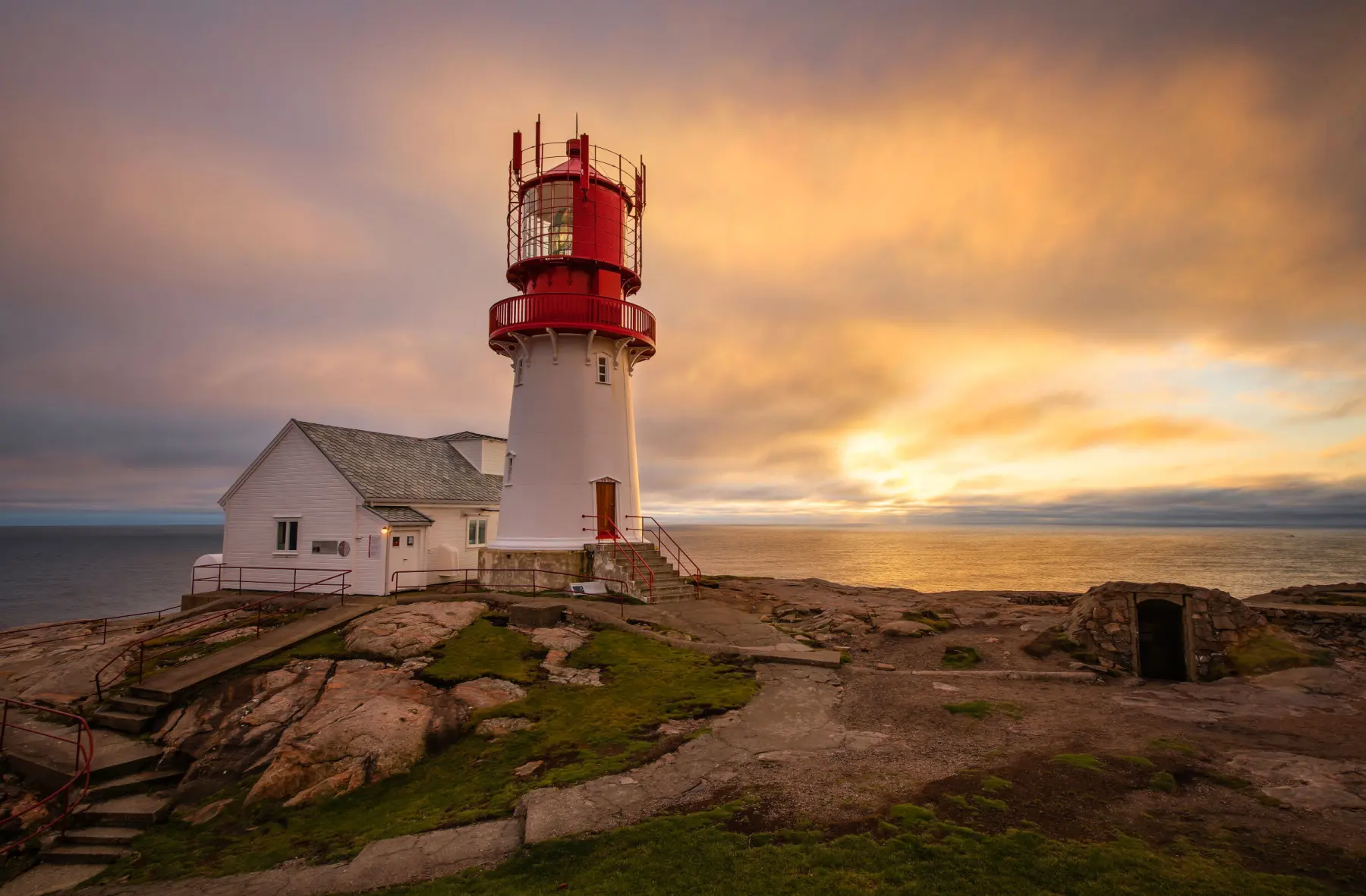 VAKKERT: Fyret på Lindesnes i nydelig lys. Ikke alle har vært i Lindesnes, men alle har hørt om det. VAKKERT: Fyret på Lindesnes i nydelig lys. Ikke alle har vært i Lindesnes, men alle har hørt om det.