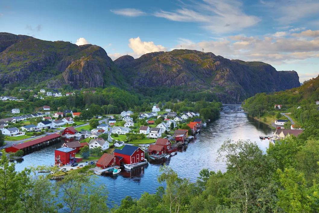 <span class="font-weight-bold" data-lab-font_weight_desktop="font-weight-bold">SLIK SER DET UT:</span> Idyllisk i Åna-Sira. <span class="font-weight-bold" data-lab-font_weight_desktop="font-weight-bold">SLIK SER DET UT:</span> Idyllisk i Åna-Sira.