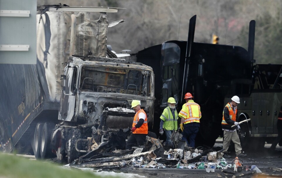 FIRE DØDE: Ryddemannskaper etter ulykken på Interstate 70 utenfor Denver i april i 2019.