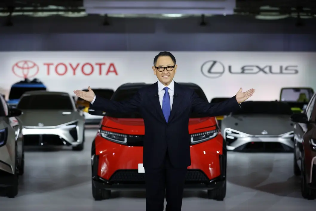 MÅ VENTE: Toyota-sjef Akio Toyoda har luftet store elbil-planer, men faststoffbatterier blir antagelig ikke en vinnerresept så tidlig som selskapet håpet. MÅ VENTE: Toyota-sjef Akio Toyoda har luftet store elbil-planer, men faststoffbatterier blir antagelig ikke en vinnerresept så tidlig som selskapet håpet.