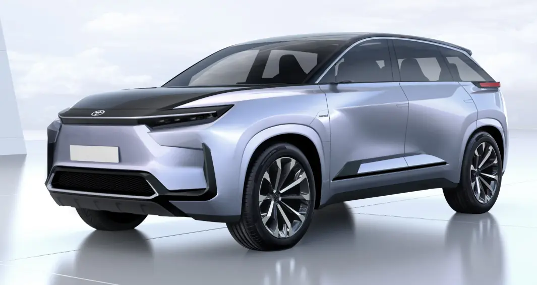 <span class="font-weight-bold" data-lab-font_weight_desktop="font-weight-bold">FAMILIE-SUV-EN:</span> Kraftfulle kjøremaskiner med plass til mange er en av tidenes melodier. En stor-SUV med tre seterader er blant Toyotas første elbil-lanseringer. <span class="font-weight-bold" data-lab-font_weight_desktop="font-weight-bold">FAMILIE-SUV-EN:</span> Kraftfulle kjøremaskiner med plass til mange er en av tidenes melodier. En stor-SUV med tre seterader er blant Toyotas første elbil-lanseringer.