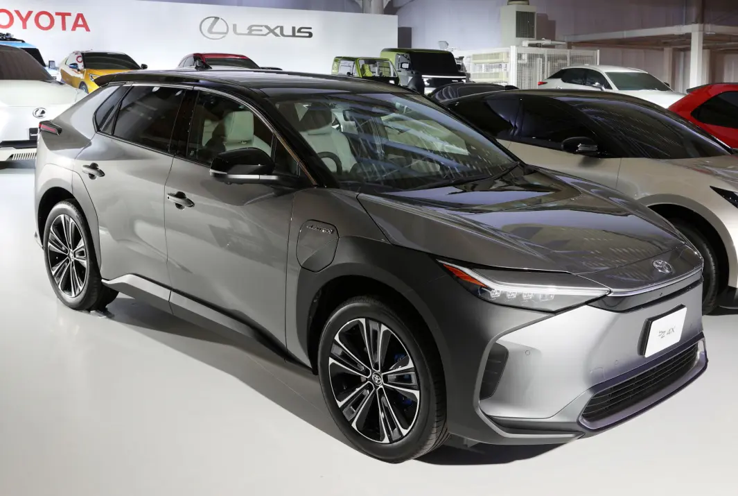 <span class="font-weight-bold" data-lab-font_weight_desktop="font-weight-bold">bZ4X – MELLOMSTOR SUV:</span> Dette er bilen som for alvor markerer Toyotas inntreden i markedet for batterielektriske biler. bZ4X er utviklet i samarbeid med Subaru. Toyota har annonsert at de første bZ4X-modellene presenteres for testkjøring i januar eller februar, og vi kommer selvfølgelig tilbake med våre vurderinger av bilen, straks den blir tilgjengelig. <span class="font-weight-bold" data-lab-font_weight_desktop="font-weight-bold">bZ4X – MELLOMSTOR SUV:</span> Dette er bilen som for alvor markerer Toyotas inntreden i markedet for batterielektriske biler. bZ4X er utviklet i samarbeid med Subaru. Toyota har annonsert at de første bZ4X-modellene presenteres for testkjøring i januar eller februar, og vi kommer selvfølgelig tilbake med våre vurderinger av bilen, straks den blir tilgjengelig.