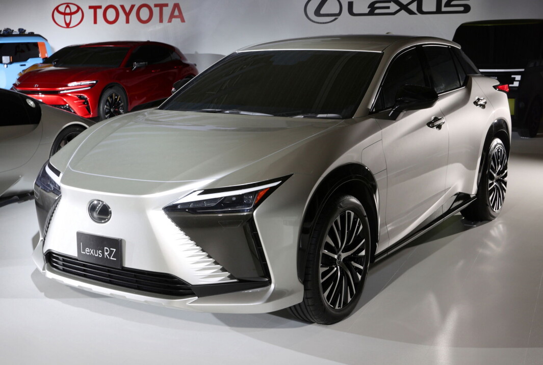 <span class="font-weight-bold" data-lab-font_weight_desktop="font-weight-bold">HELELEKTRISK:</span> Lexus RZ, den første SUV-en i en elektrisk opptrapping fra det japanske luksusmerket. <span class="font-weight-bold" data-lab-font_weight_desktop="font-weight-bold">HELELEKTRISK:</span> Lexus RZ, den første SUV-en i en elektrisk opptrapping fra det japanske luksusmerket.