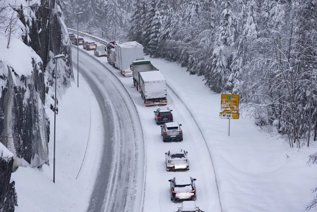 STO I KØ I TIMEVIS: Bildet er tatt etter snøfallet i Agder i desember 2021, på E18 ved Amtmannsvingen ved Tvedestrand. STO I KØ I TIMEVIS: Bildet er tatt etter snøfallet i Agder i desember 2021, på E18 ved Amtmannsvingen ved Tvedestrand.