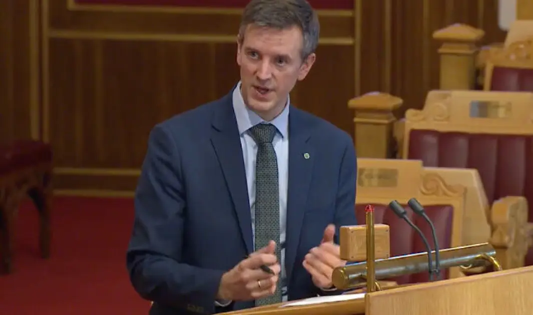 PÅ VEGNE AV FLERE? Erling Sande (Sp), leder av transport- og kommunikasjonskomitéen i Stortinget. PÅ VEGNE AV FLERE? Erling Sande (Sp), leder av transport- og kommunikasjonskomitéen i Stortinget.