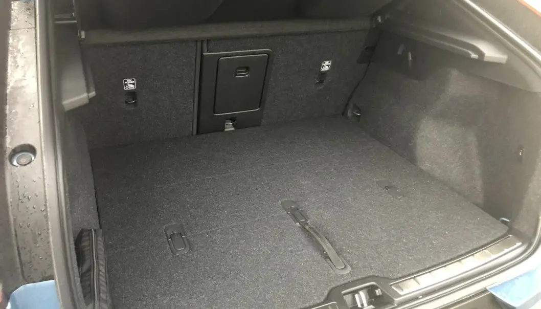 <span class=" font-weight-bold" data-lab-font_weight_desktop="font-weight-bold">SMÅLAST:</span> 413 liter bagasjeplass pluss frunk på 31 liter er nok til hverdags, men C40 er ingen bil for de store utfluktene. Det skrånende taket begrenser også lastehøyden over baksetekanten. <span class=" font-weight-bold" data-lab-font_weight_desktop="font-weight-bold">SMÅLAST:</span> 413 liter bagasjeplass pluss frunk på 31 liter er nok til hverdags, men C40 er ingen bil for de store utfluktene. Det skrånende taket begrenser også lastehøyden over baksetekanten.