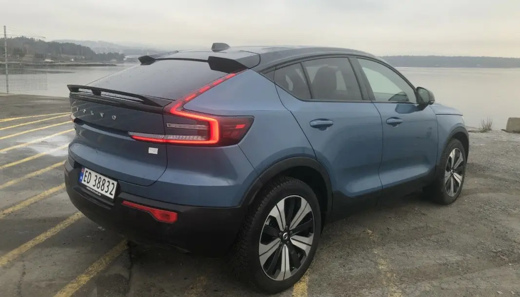 NY BAKENDE: Hekken og det skrånende taket skiller Volvo C40 fra XC40. NY BAKENDE: Hekken og det skrånende taket skiller Volvo C40 fra XC40.