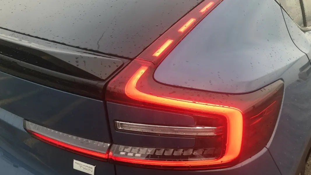 <span class=" font-weight-bold" data-lab-font_weight_desktop="font-weight-bold">POLESTAR: </span>Det er lett å se at Volvo har vært inne på lageret til underbruket Polestar og hentet ut lyktene. Med noen små justeringer gir det C40 en egen lyssignatur. <span class=" font-weight-bold" data-lab-font_weight_desktop="font-weight-bold">POLESTAR: </span>Det er lett å se at Volvo har vært inne på lageret til underbruket Polestar og hentet ut lyktene. Med noen små justeringer gir det C40 en egen lyssignatur.