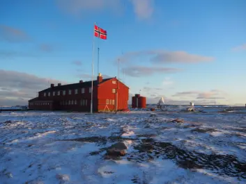 <span class="font-weight-bold" data-lab-font_weight_desktop="font-weight-bold">VÆROBSERVASJONER:</span> Den meteorologiske stasjonen i Herwighamna ble tatt i bruk i 1968. Fire mann er plassert her. <span class="font-weight-bold" data-lab-font_weight_desktop="font-weight-bold">VÆROBSERVASJONER:</span> Den meteorologiske stasjonen i Herwighamna ble tatt i bruk i 1968. Fire mann er plassert her.