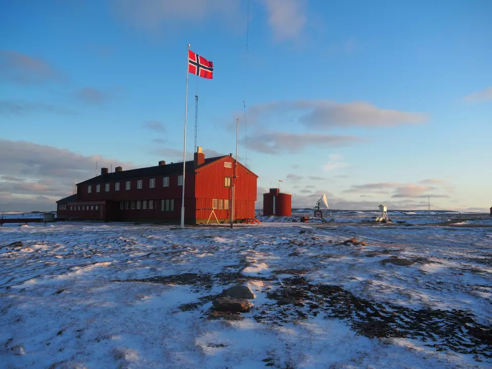 VÆROBSERVASJONER: Den meteorologiske stasjonen i Herwighamna ble tatt i bruk i 1968. Fire mann er plassert her.