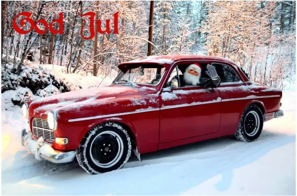 RØD JUL: Isak Thomassen lyser opp hele Finnmark med sin bunnsolide, veldig julerøde Volvo Amazon.