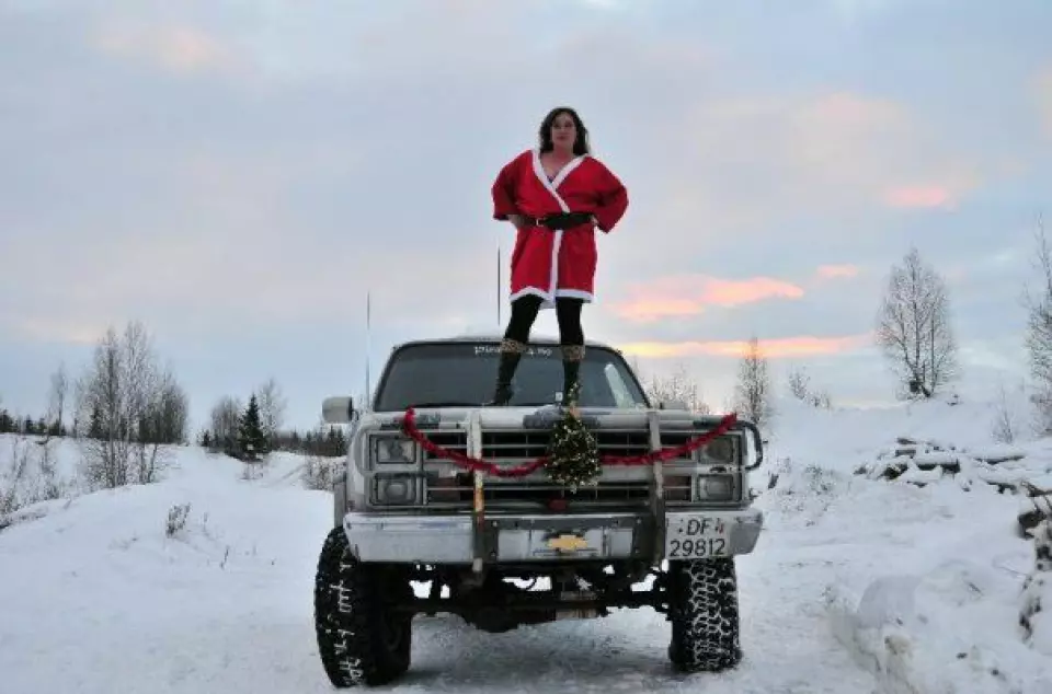 NISSE-POWER: Skarnes-kvinnen Kjersti Groseth synes jul, humor og bil hører sammen, i dette tilfellet den største av de største Chevroletene – en Suburban.