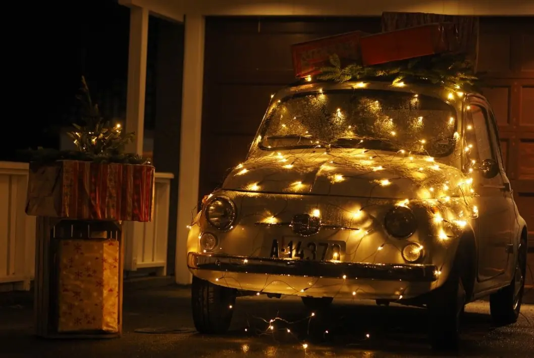 <span class="font-weight-bold" data-lab-font_weight_desktop="font-weight-bold">LYS I MØRKET:</span> Sørlandskvinnen Ursula Schütz har Fiat 500 som sin italienske bestevenn – og base for juledekorasjon med tilhørende bilturer. <span class="font-weight-bold" data-lab-font_weight_desktop="font-weight-bold">LYS I MØRKET:</span> Sørlandskvinnen Ursula Schütz har Fiat 500 som sin italienske bestevenn – og base for juledekorasjon med tilhørende bilturer.