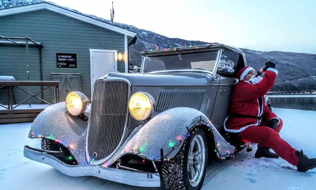 <span class="font-weight-bold" data-lab-font_weight_desktop="font-weight-bold">NISSESLEDEN:</span> Jonas Grønnli har har brukt sin Ford fra 1933 som unnskyldning for å leke nisse og få fram smilene hos forbipasserende. <span class="font-weight-bold" data-lab-font_weight_desktop="font-weight-bold">NISSESLEDEN:</span> Jonas Grønnli har har brukt sin Ford fra 1933 som unnskyldning for å leke nisse og få fram smilene hos forbipasserende.