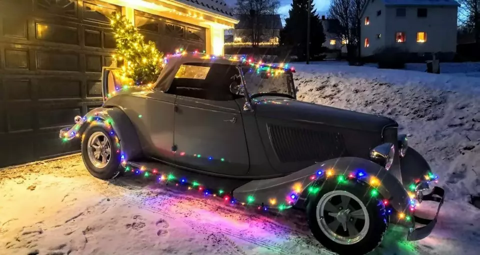 JULEPYNTET: Jonas Grønnli synes Ford fra 1933 kler julelys rundt baut.