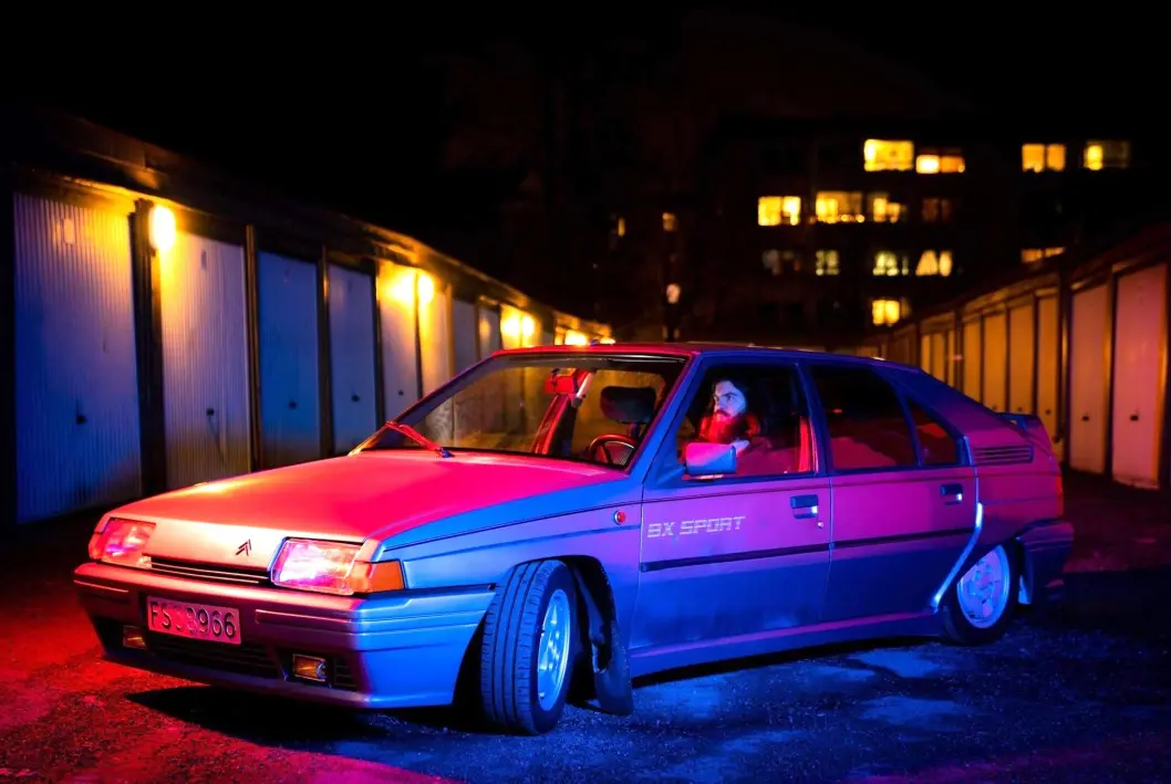<span class="font-weight-bold" data-lab-font_weight_desktop="font-weight-bold">BOKSETE:</span> Citroën BX ble det erkefranske bilmerkets redning, da den ble sluppet løs på oss i 1982. Joar Rasmussen skjøtter en spesielt potent versjon, kalt BX Sport. <span class="font-weight-bold" data-lab-font_weight_desktop="font-weight-bold">BOKSETE:</span> Citroën BX ble det erkefranske bilmerkets redning, da den ble sluppet løs på oss i 1982. Joar Rasmussen skjøtter en spesielt potent versjon, kalt BX Sport.