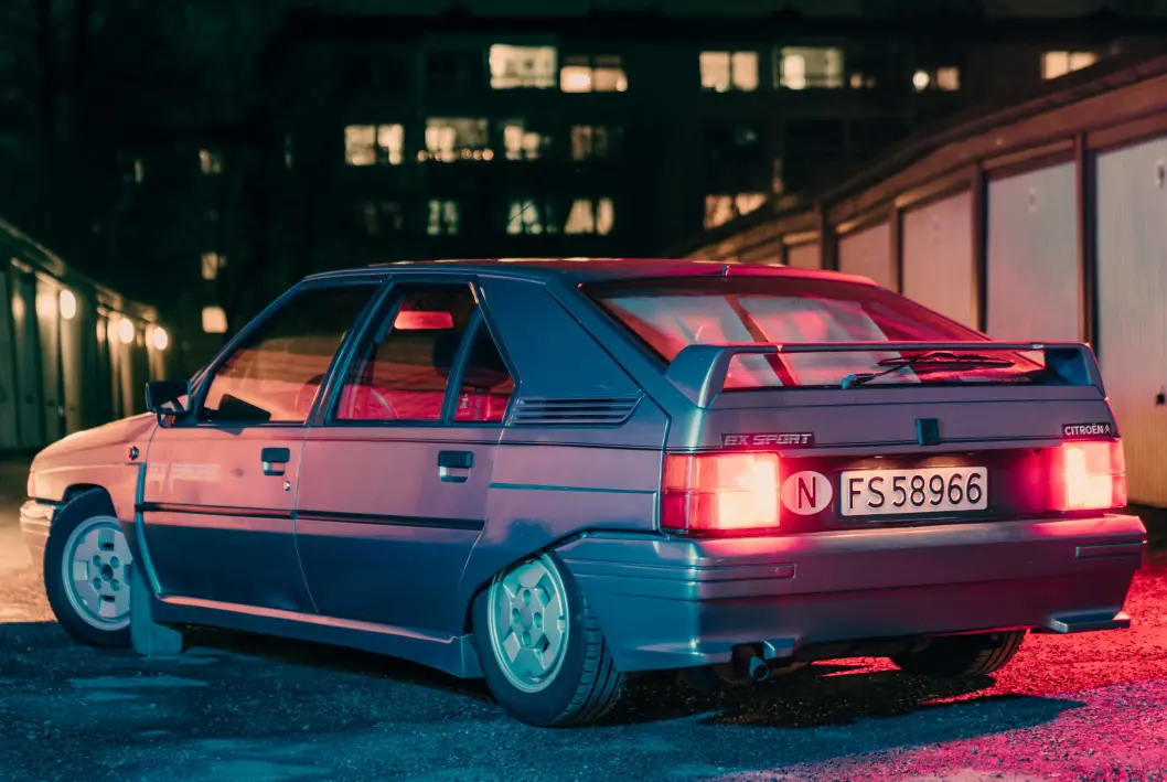 <span class="font-weight-bold" data-lab-font_weight_desktop="font-weight-bold">PARISER-RAKETT:</span> Musiker og systemkonsulent Joar Rasmussen har lagt sin elsk på Citroën, og valgte særingen BX Sport på grunn av finishen – som han mener er typisk for 1980-tallet. <span class="font-weight-bold" data-lab-font_weight_desktop="font-weight-bold">PARISER-RAKETT:</span> Musiker og systemkonsulent Joar Rasmussen har lagt sin elsk på Citroën, og valgte særingen BX Sport på grunn av finishen – som han mener er typisk for 1980-tallet.